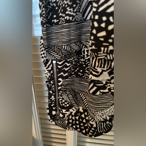 Zim & Zoe Printed Patch Work Capri Pants with zipper- Size 14 - Picture 6 of 10